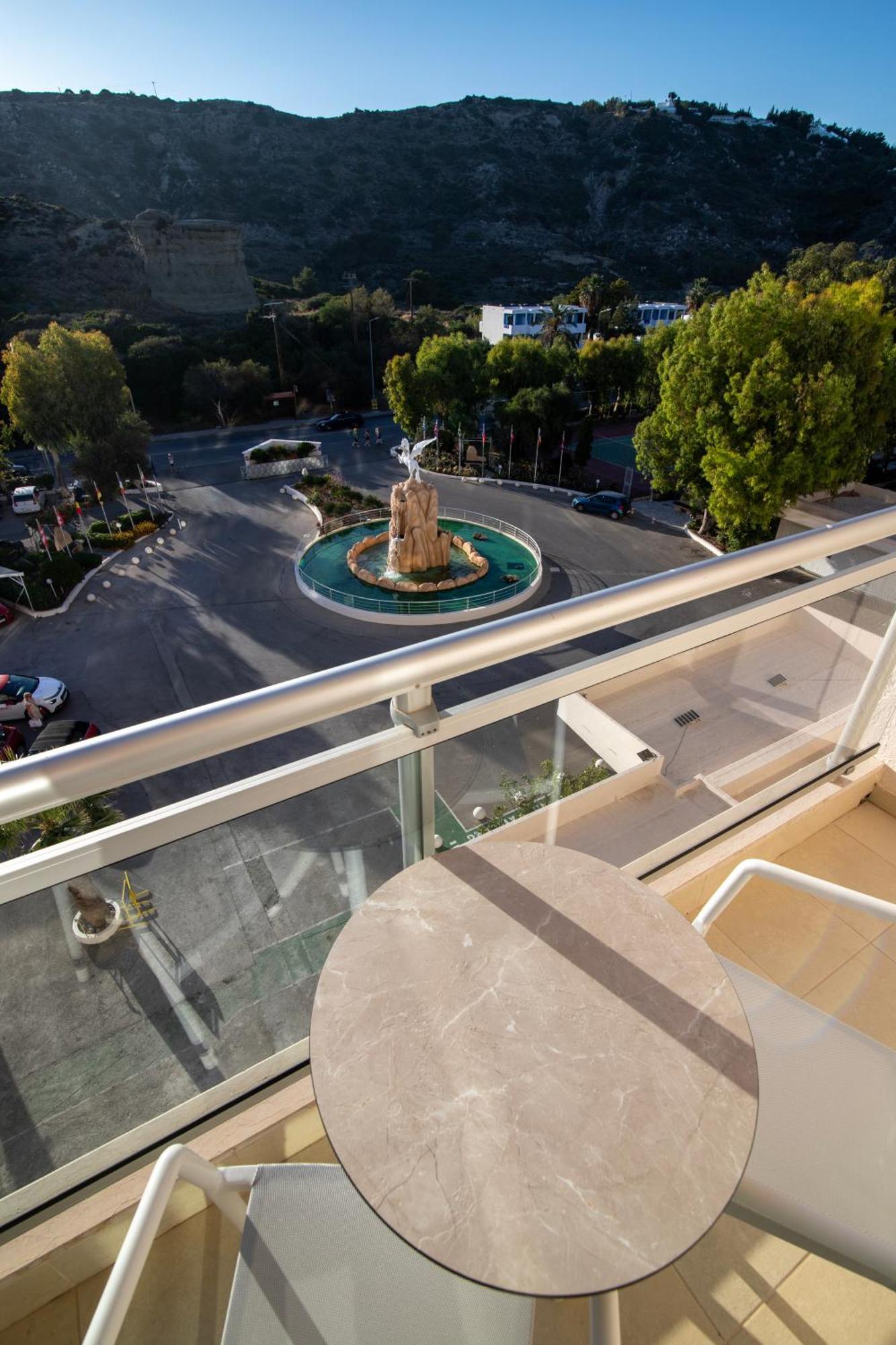 Pegasos Deluxe Beach Hotel Faliraki Exterior foto Fountain at the entrance of the hotel