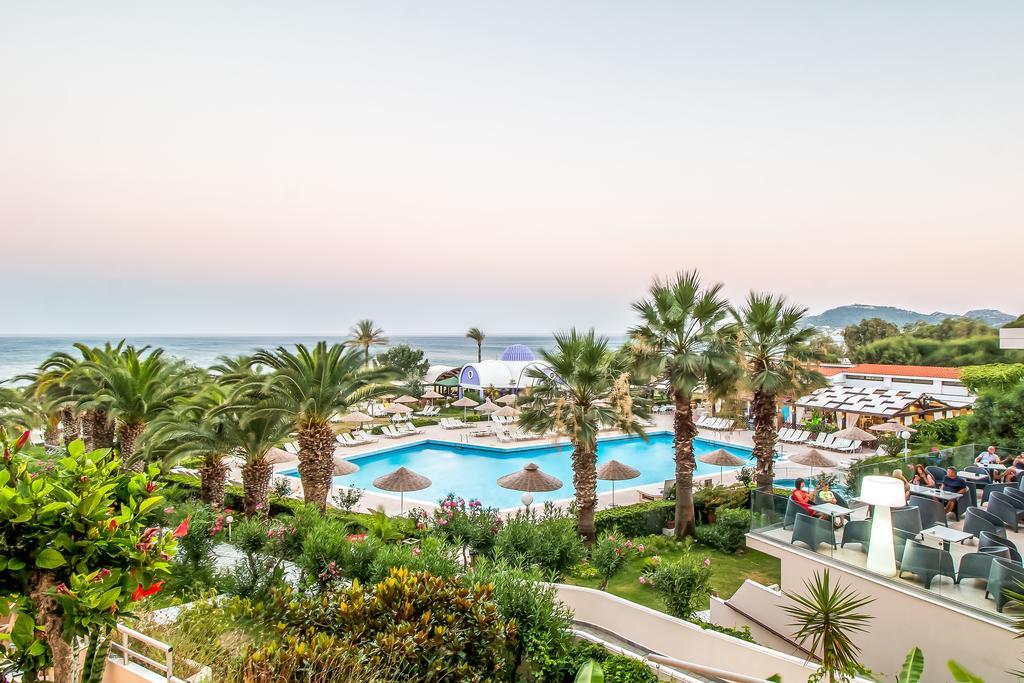Pegasos Deluxe Beach Hotel Faliraki Exterior foto A view of the pool at the hotel