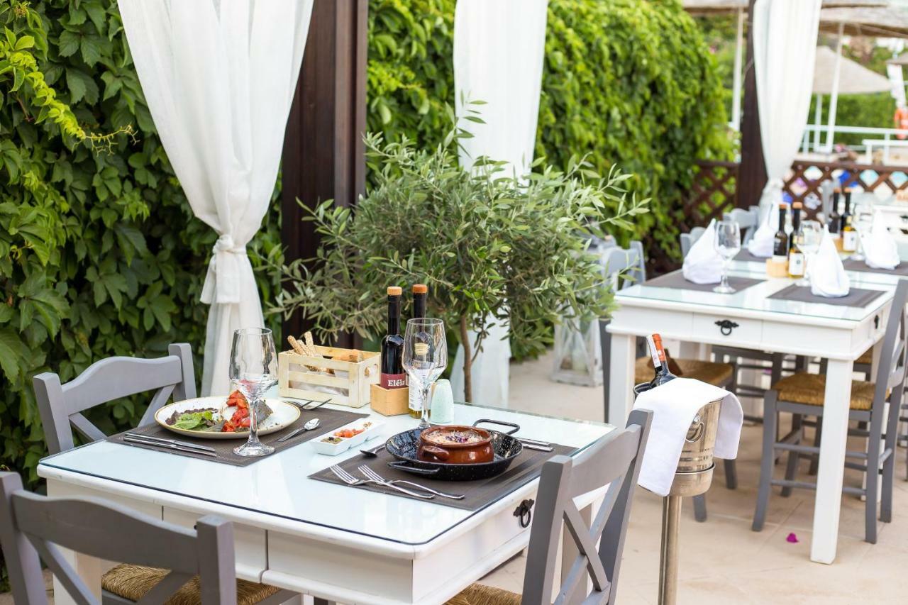 Pegasos Deluxe Beach Hotel Faliraki Exterior foto Restaurant in Spain