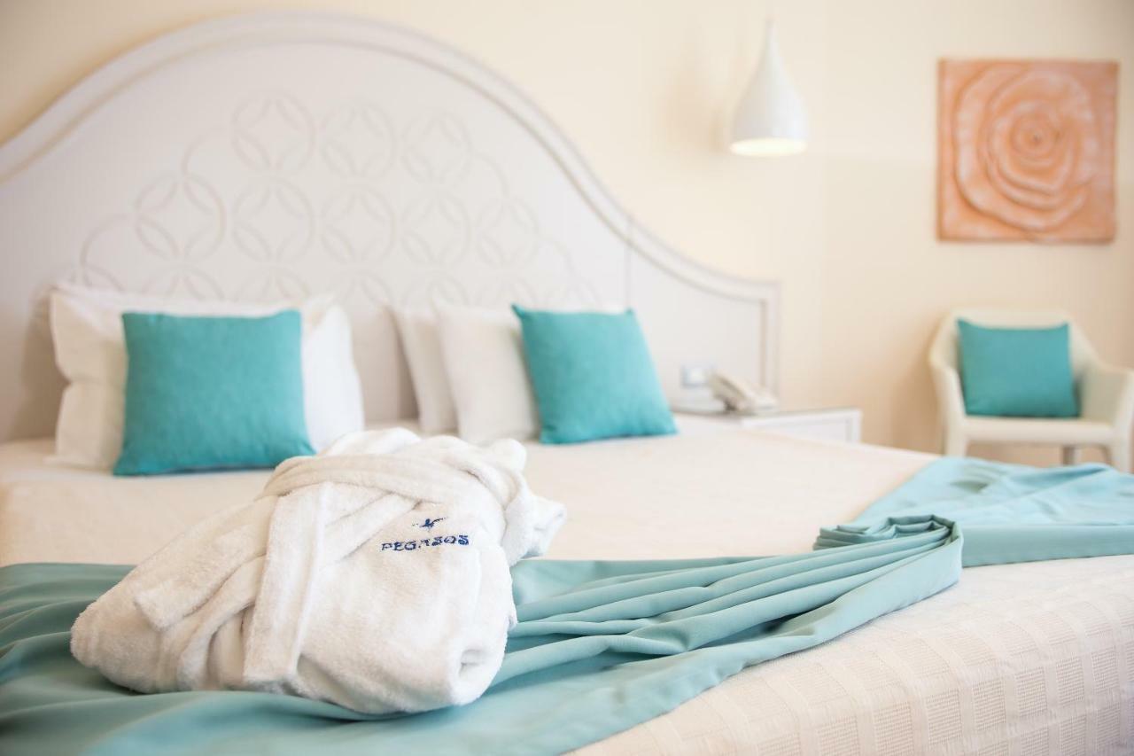 Pegasos Deluxe Beach Hotel Faliraki Exterior foto A bathrobe on a bed